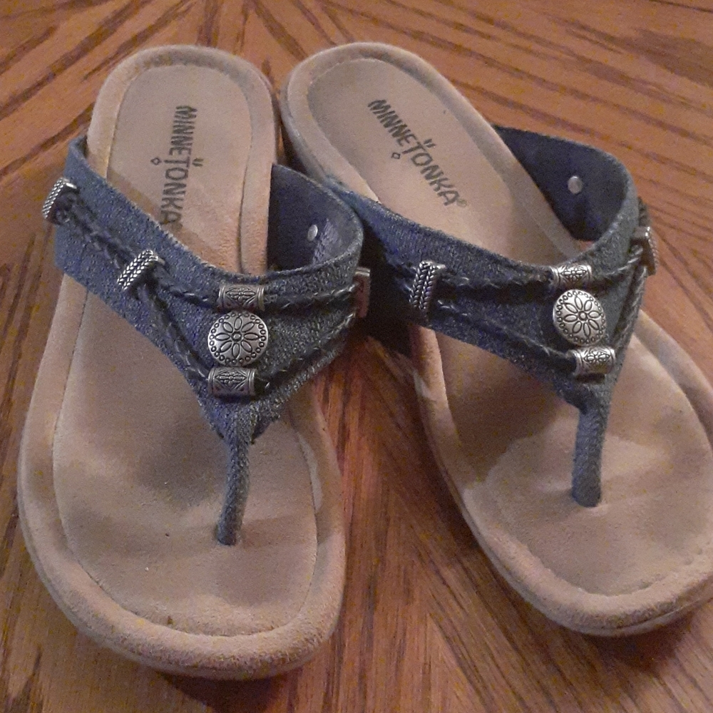 Minnetonka denim thong sandals size 6